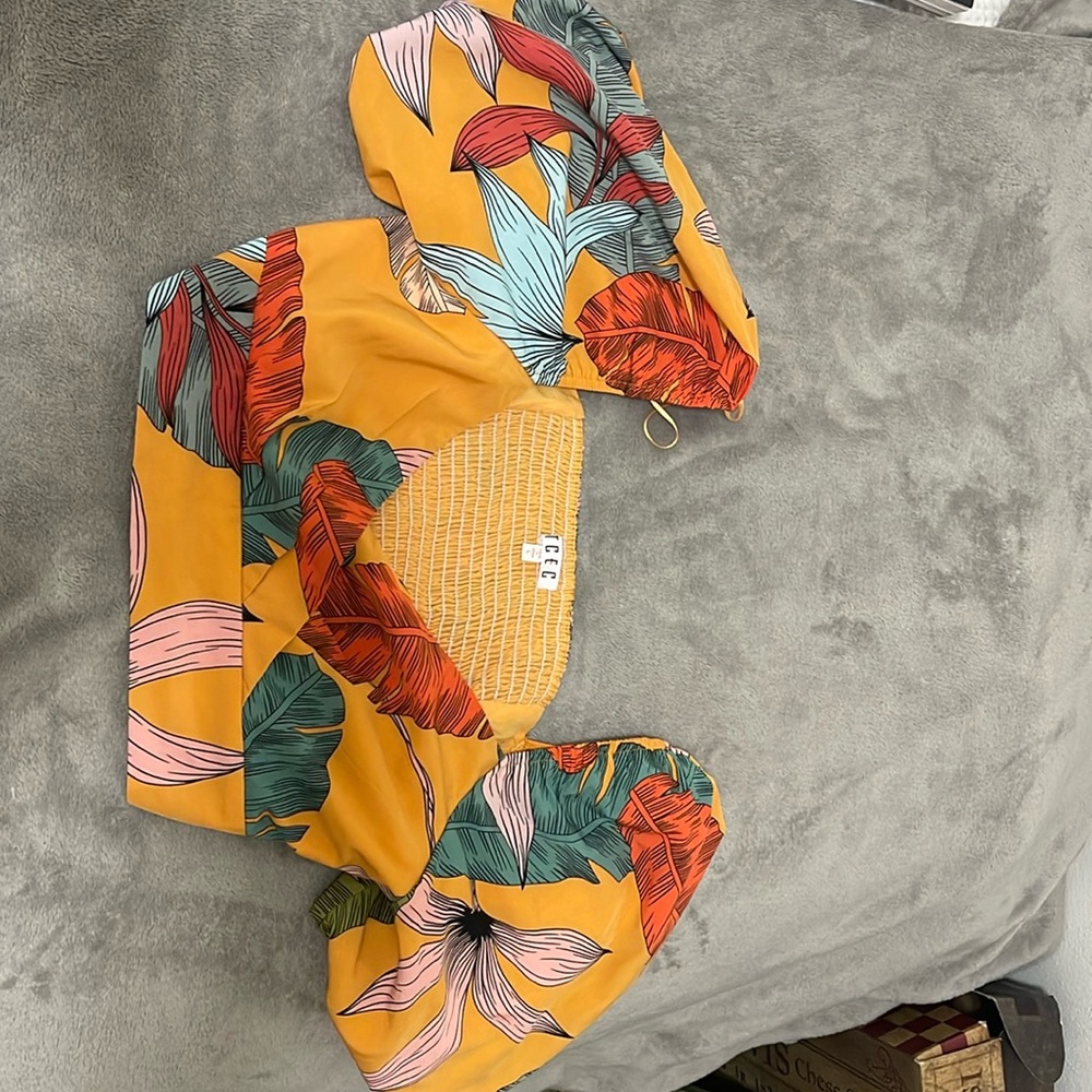 A tropical pattern cropped puff sleeve dress shirt!!